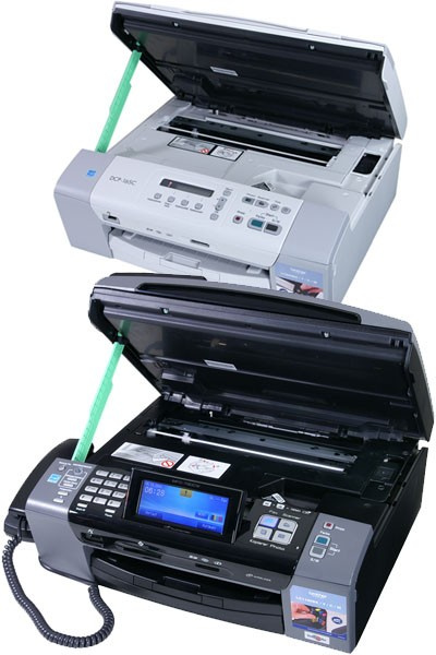 Vergleichstest Tinten-AIO 2009: Brother DCP-165C und MFC-790CW Drucker offen