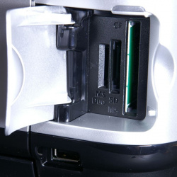 Canon Pixma MP560: Slots für alle gängigen Speicherkarten und USB-Stick (unten).