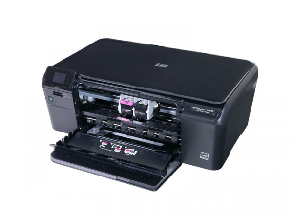 HP Photosmart C4680: An die beiden Tintenpatroen mit integriertem Druckkopf kommt man nur schlecht heran.