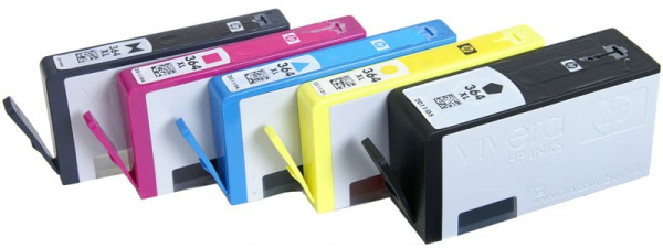 Fünf einzelne Tintenpatronen mit Chip stecken im HP: (von links) Fotoschwarz, Magenta, Cyan, Gelb und Textschwarz.