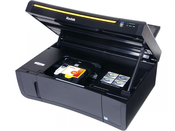 Kodak ESP 5250: To open and close the cover you need both hands. Both ink tanks, which are embedded in a permanent print head, are in easy reach.