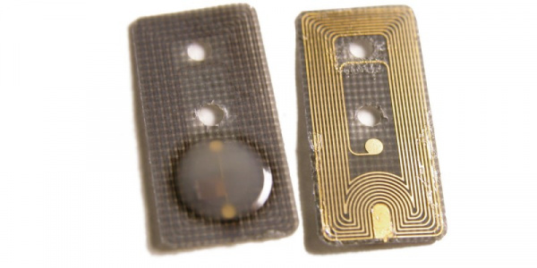 RFID-Chip: Links die Oberseite, rechts die Unterseite - dort ist die Antennte gut zu erkennen.