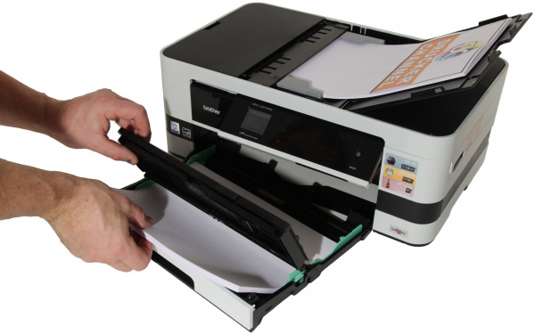 Brother MFC-J4410DW: Papierkassette für 150 Blatt - das Papier legt man quer ein.