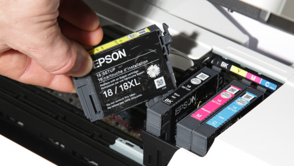 Epson Expression Home XP-415: Klappt man den Scanner hoch, erreicht man die Tintenpatronen, die sich einfach austauschen lassen.