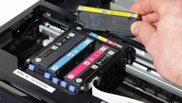 Epson Expression Premium XP-510 und XP-810: Die beiden Epson-Drucker haben eine zusätzliche Fotoschwarzpatrone - der Austausch der Kartuschen ist besonders einfach.