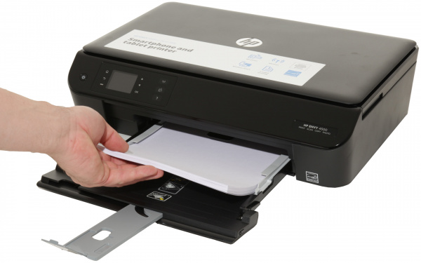 HP Envy 4500: Die Papierkassette fasst 100 Blatt Normalpapier - um den Drucker zu schließen, muss man sämtliches Papier aus dem Drucker entfernen.