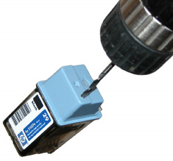 Aufbohren: Nur in dieser Ecke - nicht zu tief einstechen.