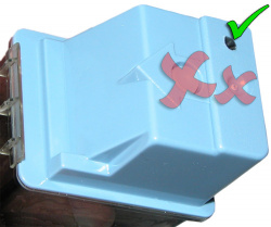 Richtige Bohrstelle: Befüllen Sie auf keinen Fall durch das Loch in der Mitte oder durch die Vertiefung davor.