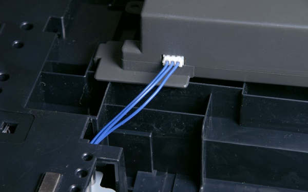 Ausgebautes Netzteil: Ist das Netzteil ausgebaut und nach hinten umgeklappt,kommt der Stecker mit drei blauen Leitungen zum Vorschein.