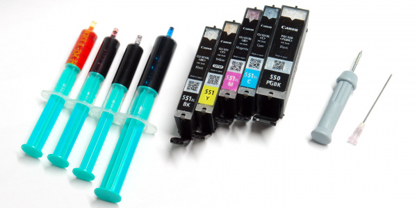 Das brauchen Sie: Leere Tintenpatronen, geeignete Tinte, Spritze mit langer Kanüle und einen Bohrer.