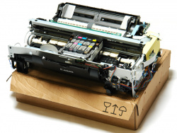 Abgestellt: Zwischenparken lässt sich das Druckwerk zum Beispiel auf einem alten Karton.