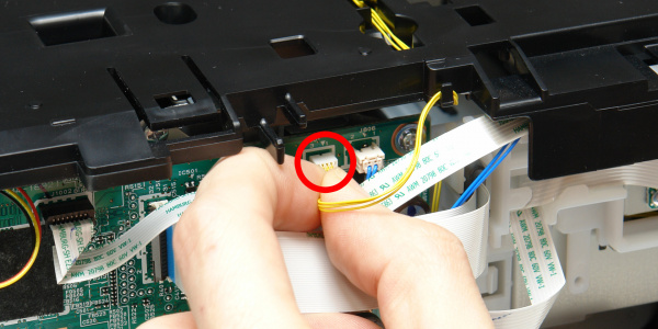 Kabel ausstecken: Das gelbe Kabel ist an der linken Seite des Druckers auf der Hauptplatine eingesteckt.