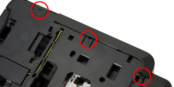 Drei Clips: Lösen Sie die Clips mit einem Schraubendreher und ziehen Sie das Seitenteil vom Drucker weg.
