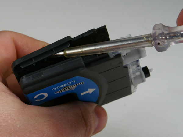 Aufhebeln 3: Mit dem Schraubendreher fahren Sie nun vorsichtig weiter, bis Sie Widerstand spüren - hebeln Sie diesen Clip ebenfalls aus.