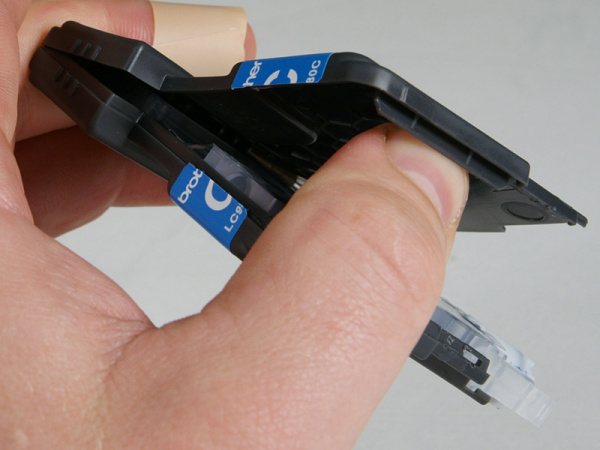 Aufhebeln 4: Drücken Sie das Gehäuseteil nach oben.