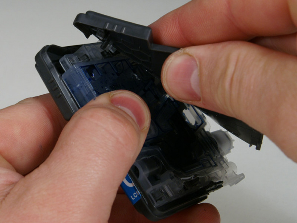 Aufhebeln 6: Den letzten Clip können Sie mit der Hand aushebeln, indem Sie die beiden Gehäusehälften auseinander klappen.