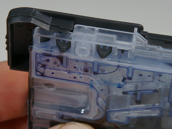 Die Clips: Beide Gehäusehälften haben diese Clips, die den inneren Patronenkörper fest verankern.