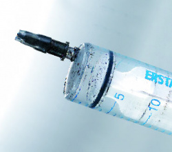 Überdruckspritze: Mit der so präparierten Spritze bekommen Sie Düsen frei und Luftblasen aus den Farbkammern.