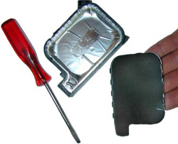 Metalldeckel öffnen: Mit einem kleinen Schraubendreher öffnen Sie vorsichtig den Metalldeckel, ohne die Folie im Inneren zu verletzen.