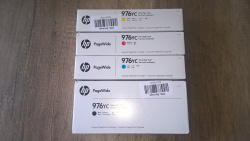 Die neuen Tintenpatronen der Reihe 976YC für die HP Pagewide Managed P57750 Series und HP Pagewide Managed P55250 Series 21.000 Seiten Schwarz und 16.000 Seiten CMY kombiniert.