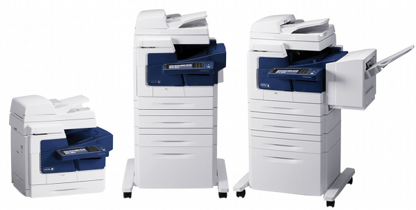 Xerox Colorqube 8900: Modular aufgebauter Abteilungsprofi. Ganz links steht die Basismaschine und ganz rechts die Xerox Colorqube 8900 in Vollausstattung mit Finisher.