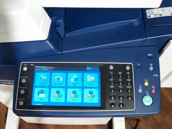 Übersichtlich: Das Bedienmenü ist übersichtlich aufgebaut und das Touchscreen-Menü bietet eine selbsterklärende Benutzerführung. Allerdings sind die Funktionstasten auf der rechten Seite nicht eindeutig mit Klartext beschriftet. Hier hilft nur ein Griff zur Bedienungsanleitung.