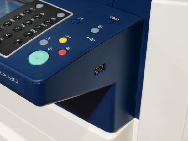 Für Unterwegs: Neben dem Display befindet sich eine USB-Host-Schnittstelle für USB-Speichersticks. Nutzer können damit gespeicherte Dokumente ausdrucken oder gescannte Unterlagen speichern.