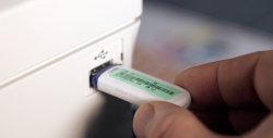 Dongle: Über den USB-Stick wird der VersaLink initialisiert...