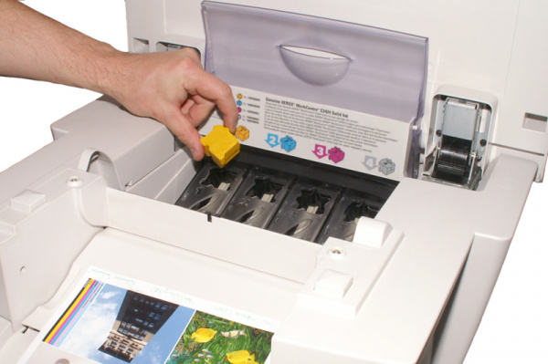 Solid Ink: Anstatt Tonerpulver oder flüssiger Tinte steckt man lediglich kleine Wachswürfel in den Drucker.